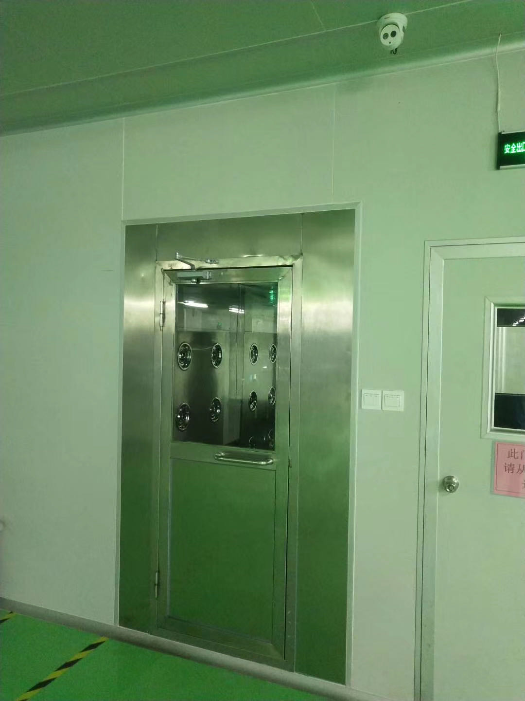 無(wú)塵車(chē)間風(fēng)淋房，用于去除身上灰塵